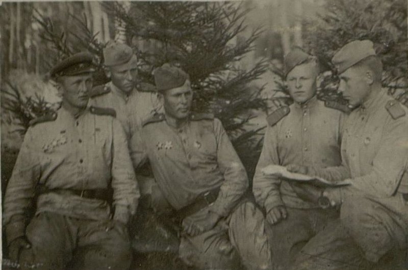 Image: After intense offensive battles to destroy the encircled group of Germans in the east of Minsk, the party instructor of the 3rd battery, the gun commander Senior Sergeant Nikitin, with the battery agitators holds a briefing meeting on the tasks of the battery personnel in the upcoming offensive battles.