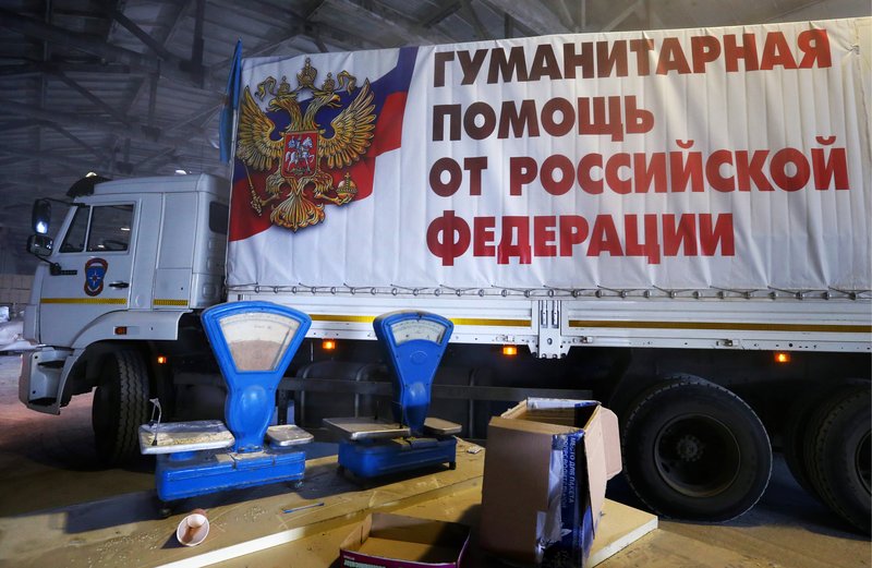 Шестнадцатый гуманитарный конвой для жителей юго-востока Украины прибыл в Донецк. Разгрузка грузовика шестнадцатого гуманитарного конвоя МЧС РФ для жителей юго-востока Украины на одном из складов