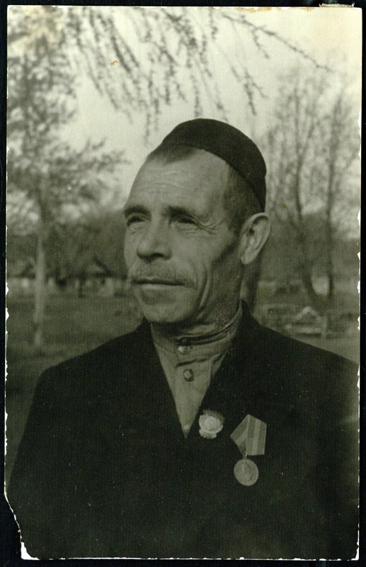 Gabdrahman Gabdrashitov, notable beekeeper of Kolkhoz “Kombayn”in Almetiev district. In 1943 he contributed 100 thousand rubles to the fund of Red Army. 1947. Tatar Soviet Republic