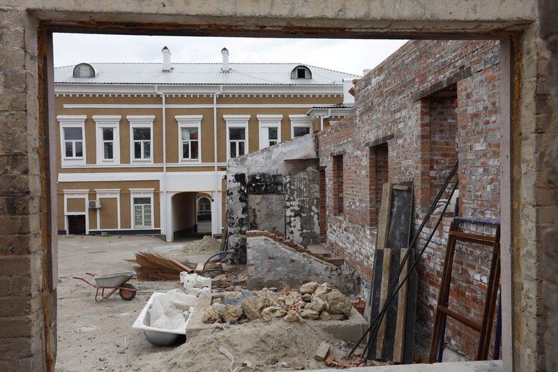 Восстановление ряда многоквартирных жилых домов в историческом центре Мариуполя, ДНР.