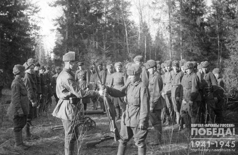 Выпускники военной школы передают винтовки курсантам