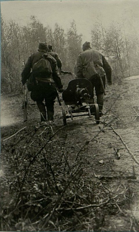 Фотография: Штурмовой батальон гвардии капитана Сурова с боями подходит к реке Шпрее и стремительно форсирует ее