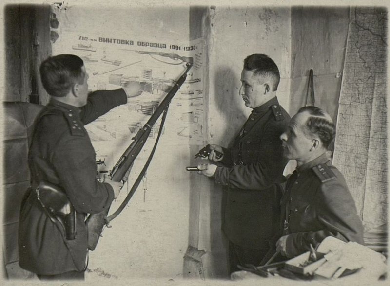 Image: The head of the combat training department, Major Engineer Krasnoperov, takes offsets from the commanders for the material part of the rifle and pistol Tulsky Tokarev