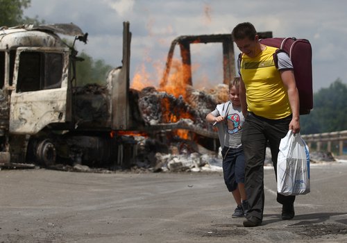 Ситуация в Луганской области. Местные жители во время эвакуации из поселка Металлист, который в ночь с 15 на 16 июня подвергся артиллерийскому обстрелу украинскими силовиками