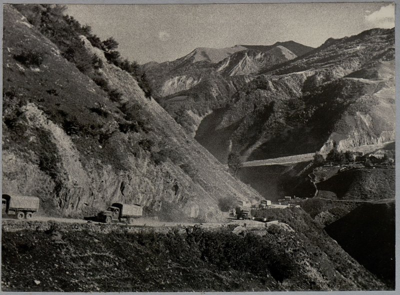 Фотография: Альбом "История 28 автомобильного полка, 1943-1944 гг."
