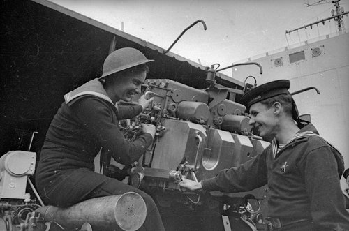 Советские и английские моряки на корабле. Кольский п-ов,