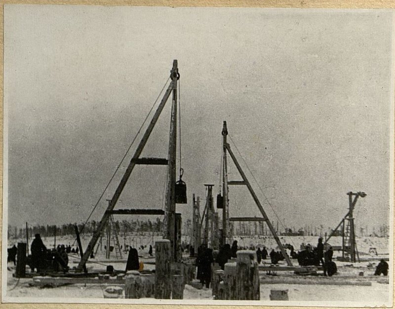 Фотография: Забивка свай копром с электролебедкой