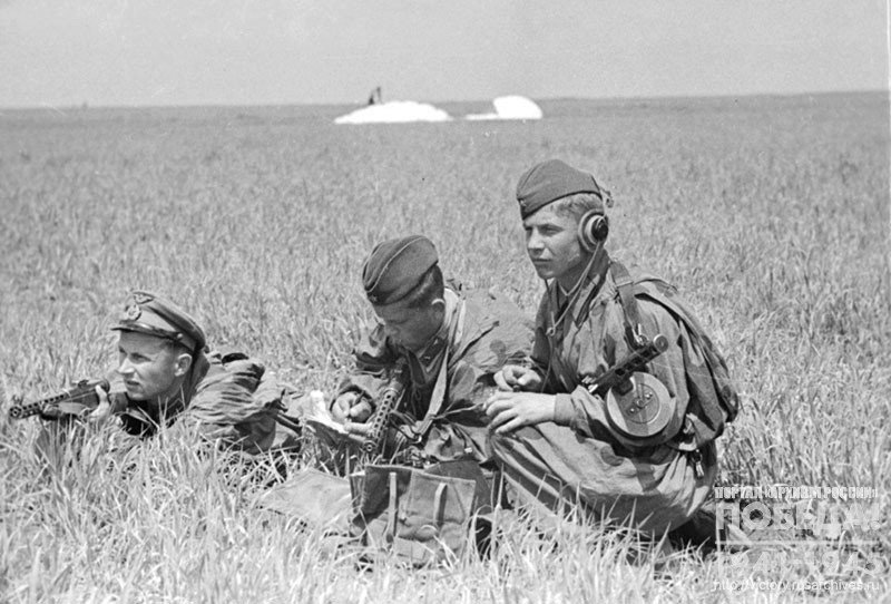 Captain S. Yakovlev, Sergeant V. Dyachenko, Зкшмуеу A. Zhuk at the tactical exercise of the parachute group of the airborne detachment