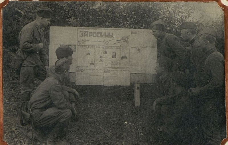 Фотография: За чтением дивизионной стенгазеты