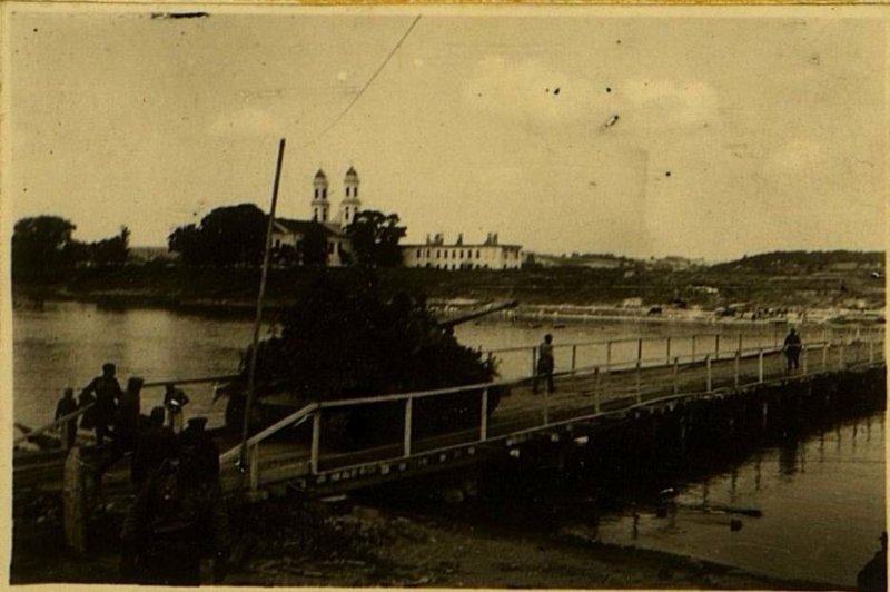 Image: Passing tanks across the 60-ton bridge