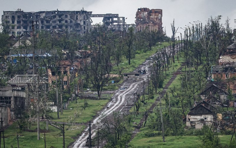 Ситуация в Артемовске. Россия. ДНР. Артемовск. Вид на улицу после боевых действий