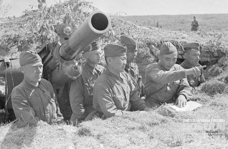 Gun Commander order-bearer E. Erzhazarov explains to his crew the calculation card of anti-tank fire