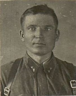 Фотография: Сержант командир отделения связи 6 батареи Пилипенко Л.П. В любых условиях боя со своим отделением держит бесперебойную связь наблюдательного пункта (НП) с огневой позицией (ОП).