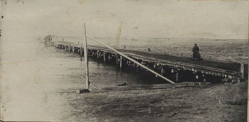 Фотография: 17.10.1943 г. Мост восстановлен после 1-го налета авиации противника (34 бомбмрдировщика) 15.10.43 г.