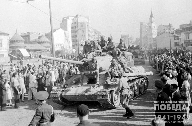 Жители Бухареста встречают советских воинов-освободителей, едущих на танках Т-34