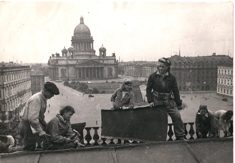 Roofers team repairing the roof of the Leningrad City Executive Committee (the former Mariinsky Palace)