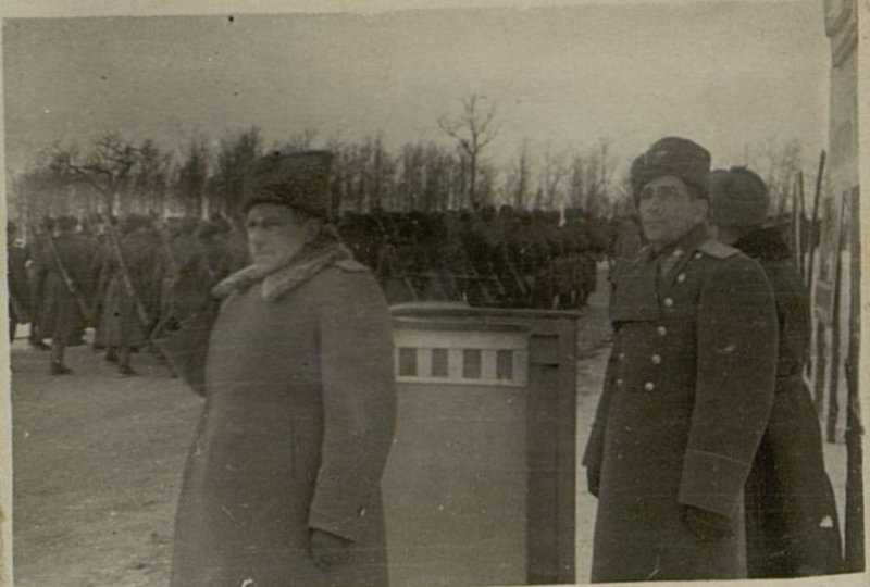 Фотография: Вручение Красного Знамени части подполковника товарищ Гавриленкова командующим Южно-Уральского Военного округа генерал-полковником товарищем Рейтер