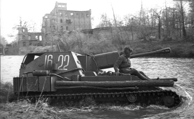 «На переправе советская самоходная артиллерийская установка СУ-76.»