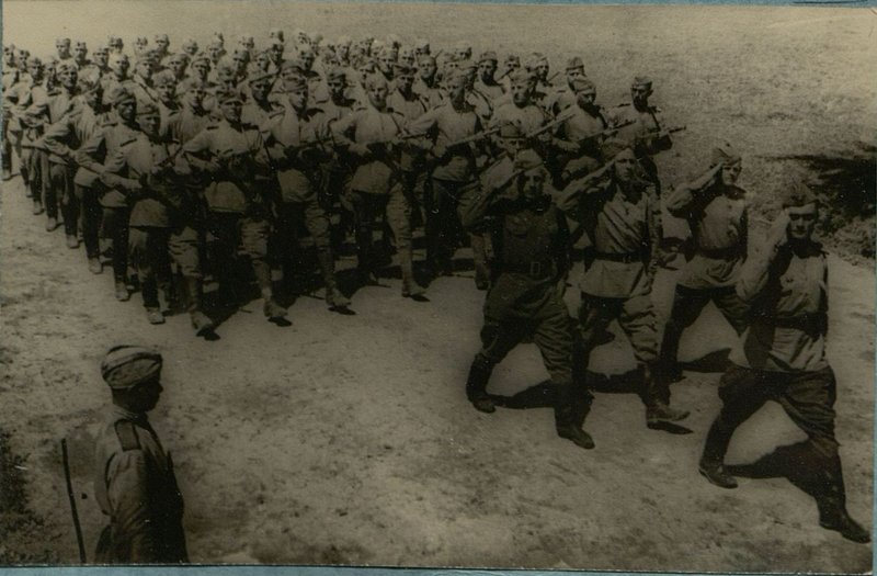 Фотография: Парад частей армии на месте боев на Сандомирском плацдарме