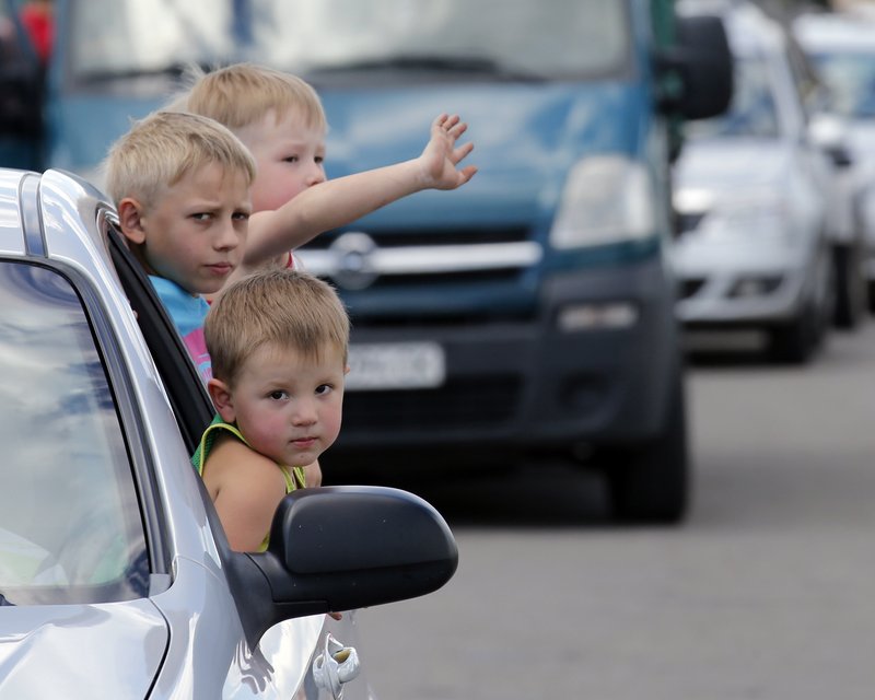 Беженцы из Донбасса, прибывающие в Россию, на КПП "Новошахтинск". Жители Донбасса на территории многостороннего автомобильного пункта пропуска "Новошахтинск". Беженцы из городов Юго-Востока Украины ищут убежища у родственников в России