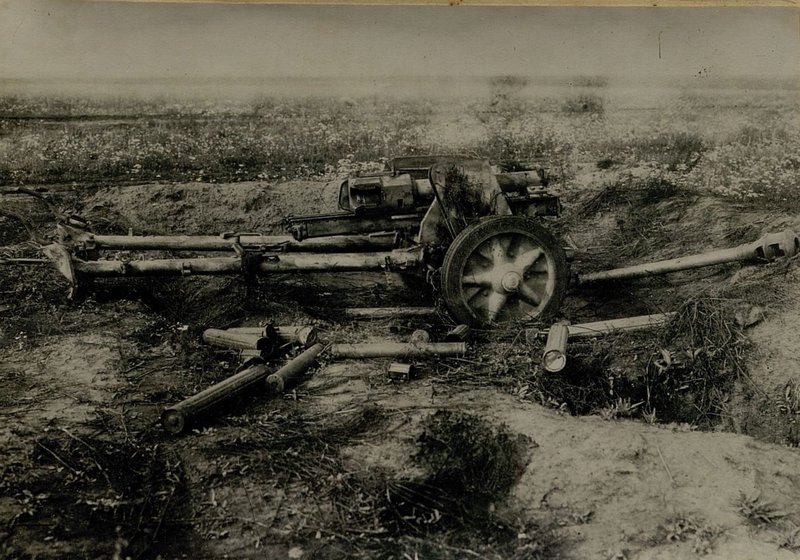 Image: 105 mm gun after a fire raid 2/642 Red Banner Cannon Artillery Regiment 5th Artillery Division Reserve of the main command 07/15/43 Malo-Arkhangelskoe direction
