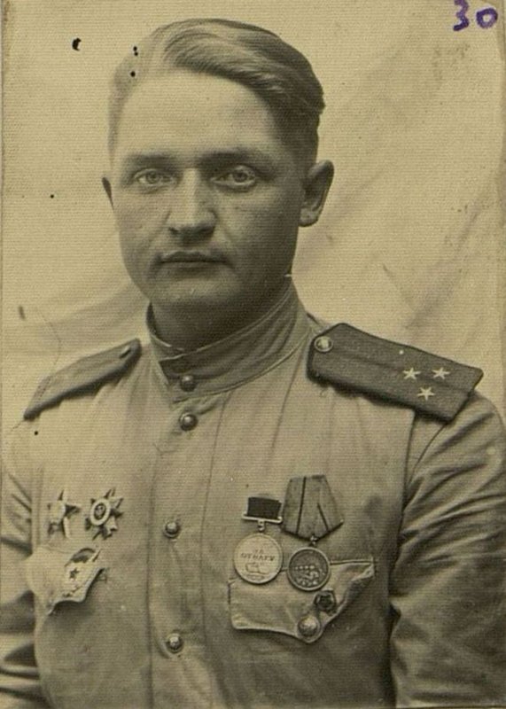 Image: Komsomol organizer of the 125th Infantry Regiment of the Guards, Senior Lieutenant A.P. Polyakov (right)