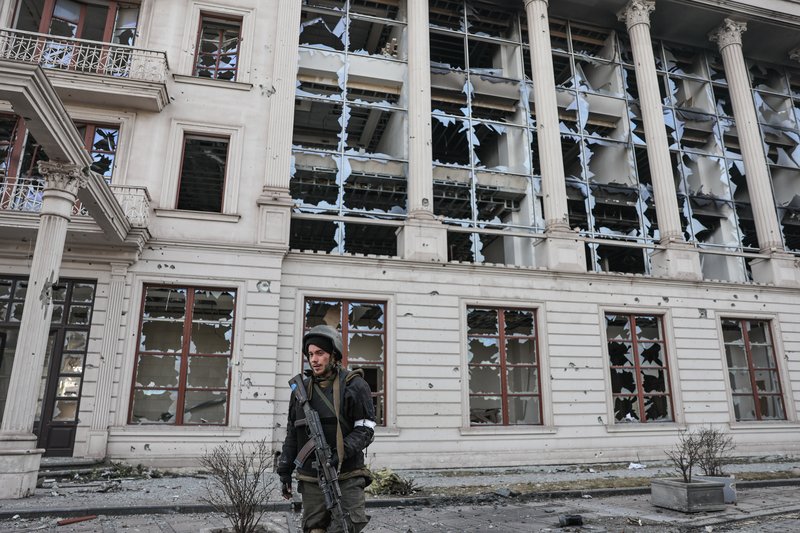 Ситуация в Мариуполе. Военнослужащий Народной милиции ДНР на одной из улиц города