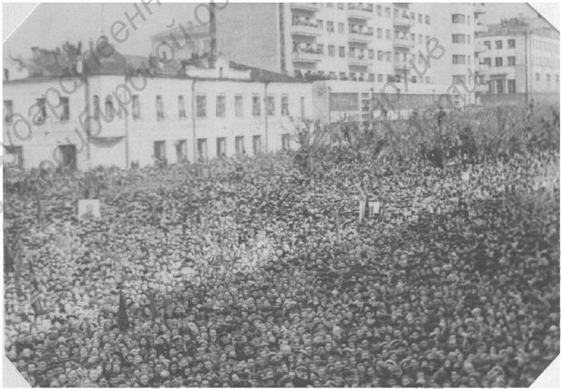 Многолюдный митинг трудящихся Новосибирска 9 мая 1945 г. на площади им. Свердлова