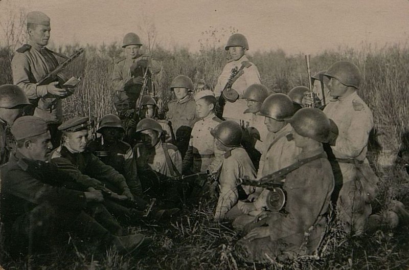Фотография: Партийное собрание 7 стрелковой роты, 395 стрелковой полка Коммунисты обсуждают доклад командира роты товарищ Луцик