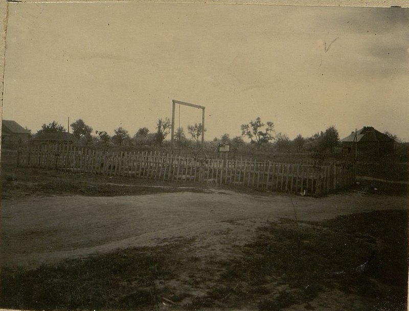 Фотография: Братские могилы воинов Советской Армии, м. Стрешин, на территории райцентра