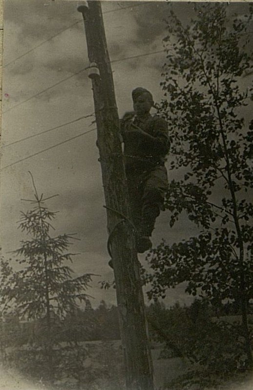 Фотография: Подвеска проводов линии связи военно-полевой железной дороги (ВПЖД)