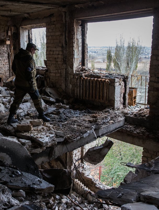 Военнопленные бойцы батальона "Донбасс" восстанавливают разрушенный Иловайск