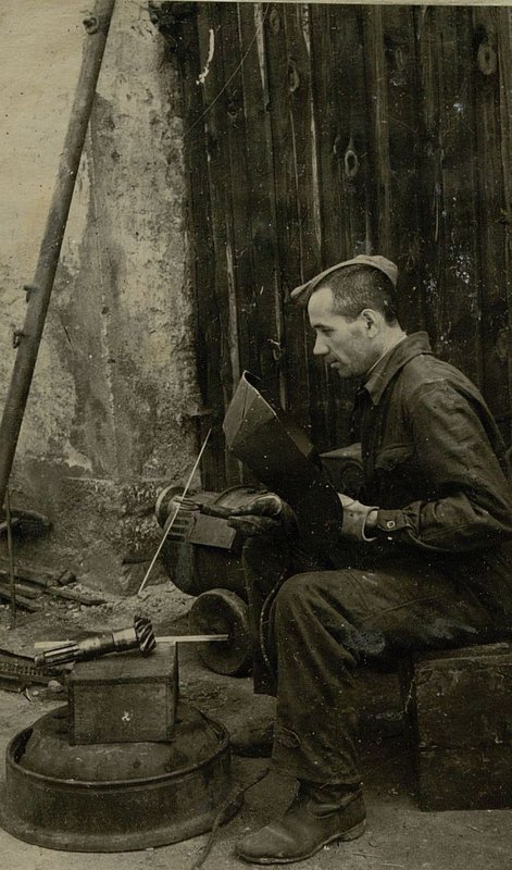 Фотография: Мастерские 451 БАО (батальона аэродромного обслуживания). Производится реставрация ведущей шестерни и приспособления заднего моста трехостной трофейной машины к бензозаправщику на шасси ЗИС-6