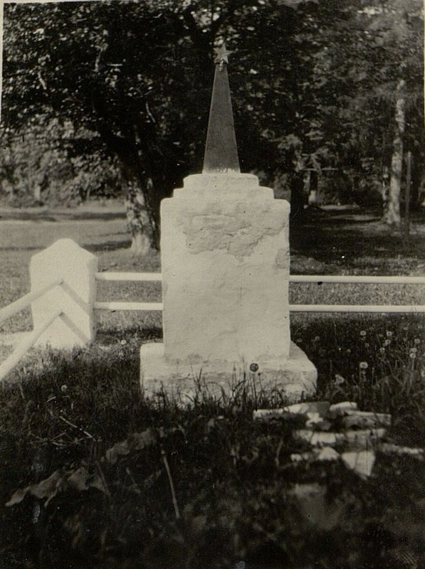 Image: A military grave of an unknown soldier, in the center of Skidel Park, 30 m west of the dance floor