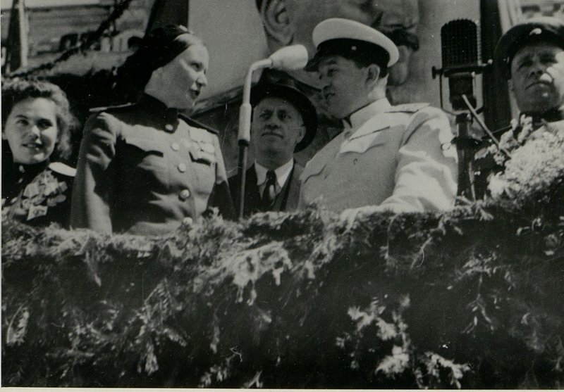 Фотография: Генерал-полковник товарищ Бюрюзов вручает ордена Советского Союза болгарским генералам и офицерам
