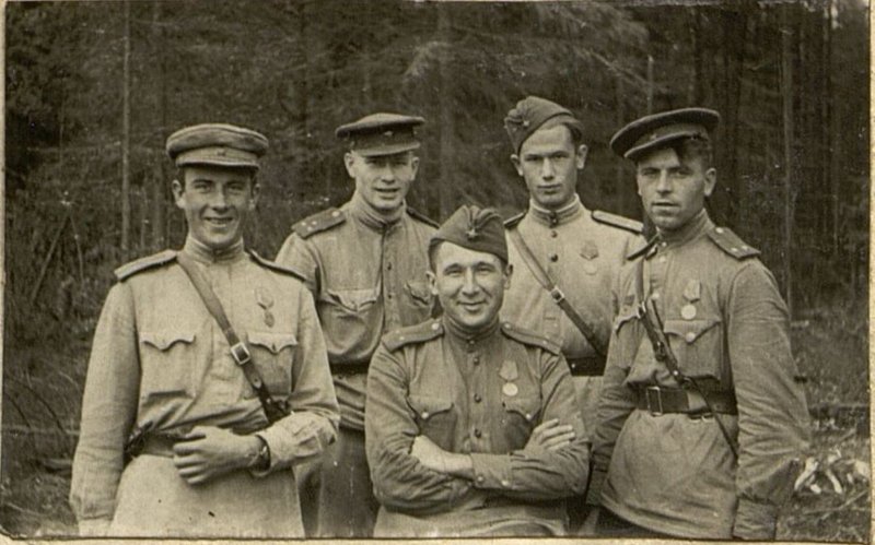 Фотография: Группа офицеров: лейтенант Сусков, Старший лейтенант Орлов, лейтенант Лохов, лейтенант Гончаренко, лейтенант Киосев