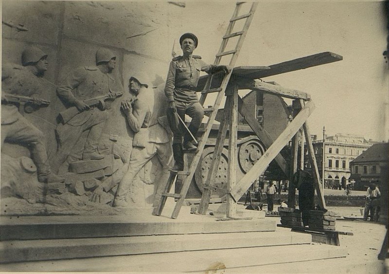 Фотография: Строители памятника