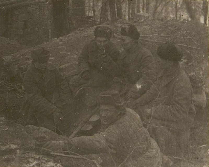 Фотография: Группа бойцов за приготовлением пищи на Командный пункт.
