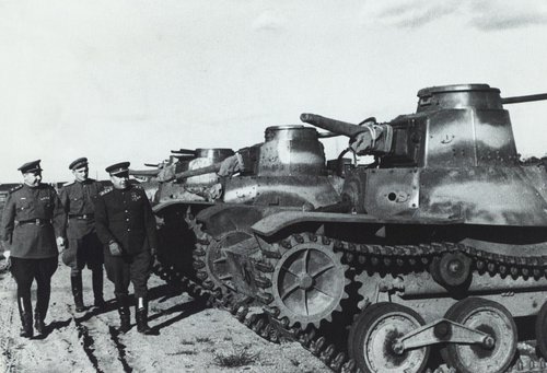 Генерал-полковник А.П. Белобородов с офицерами осматривает трофейные японские танки