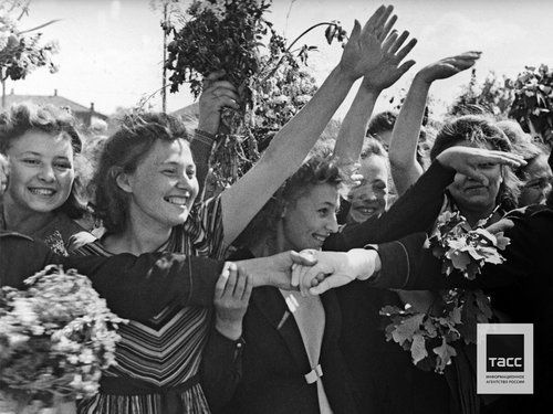 Батальонный комиссар (слева на дальнем плане) во время проведения занятия с партийными организаторами подразделений