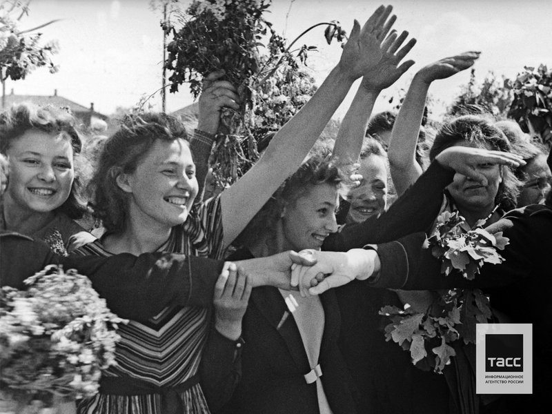 Battalion commissar (left in the background) conducts training for the Communist Party organisers of units