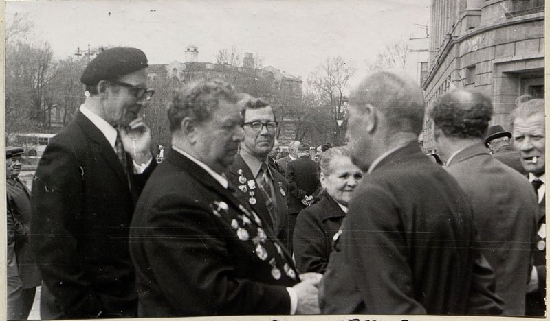 Фотография: Карпекин, Адамсон, Федориев, Ошанин, Нуянзина, Дмитриева, Кадацкий, Рухман, Нагродская, Залипская, Файгенблат. поселок Невская Дубровка. 1968 г.
