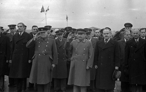 Winston Churchill, British Prime Minister, and Antony Iden, the Secretary of Foreign Office, are departing from Moscow. Moscow airfield