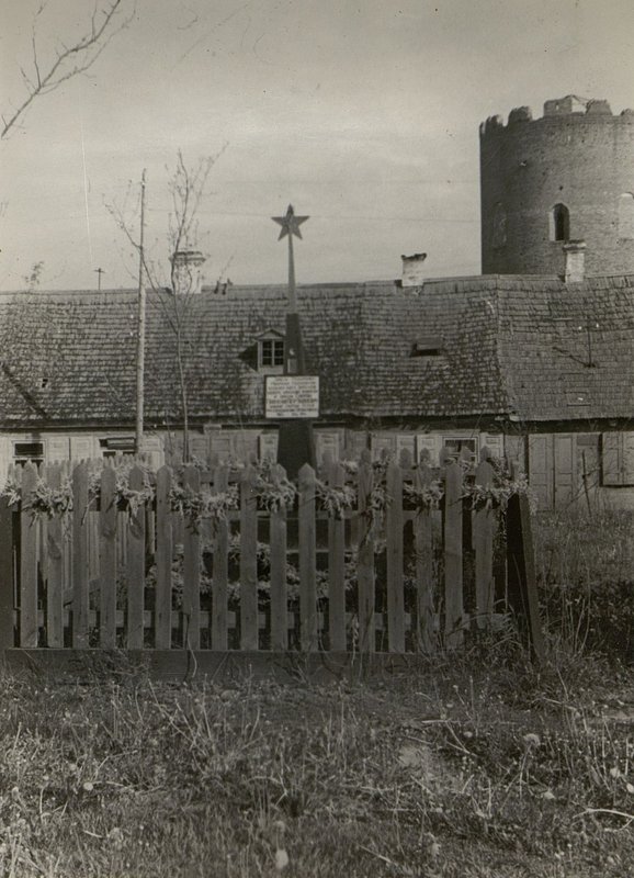 Фотография: Братская могила расположена на площади пос. Каменец, Каменецкого района
