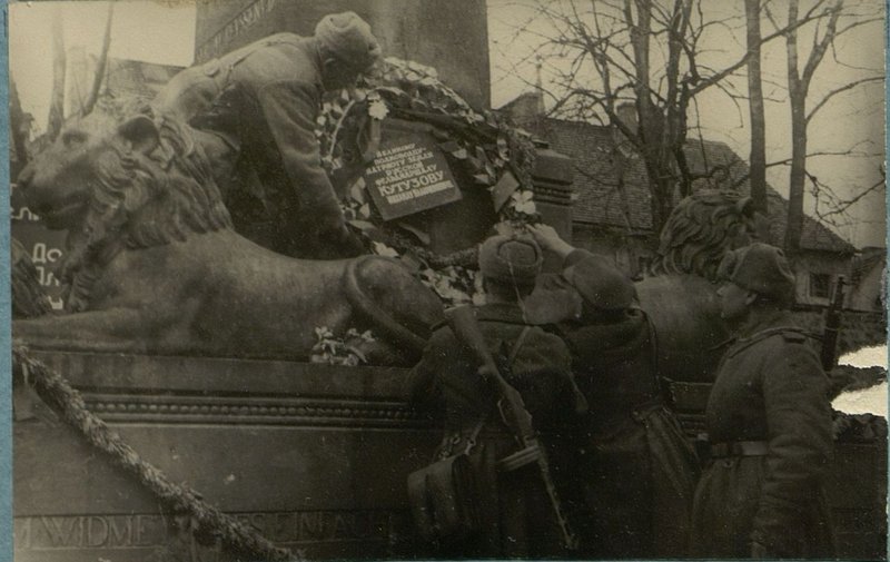 Фотография: Возложение венков на могилу фельдмаршала