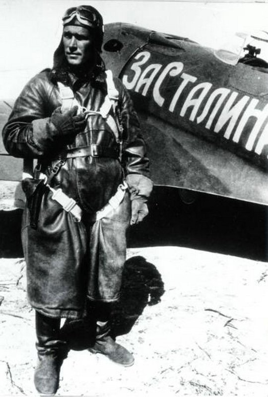 Летчик Борис Сафонов, дважды Герой Советского Союза. Мурманск, 1941 г.