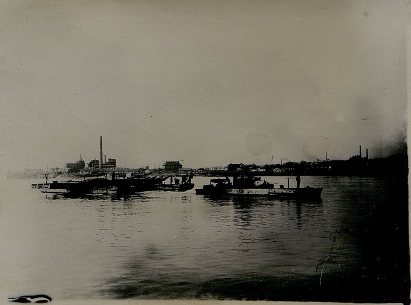 Image: Towing of ferries "Krupp" in the line of the bridge in the Chepel area