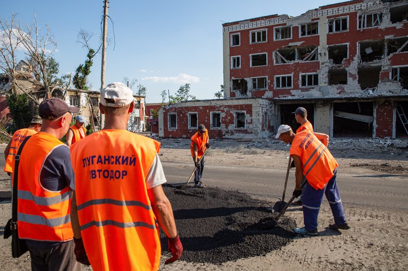 Daily life in Rubezhnoe. Road surface restoration work