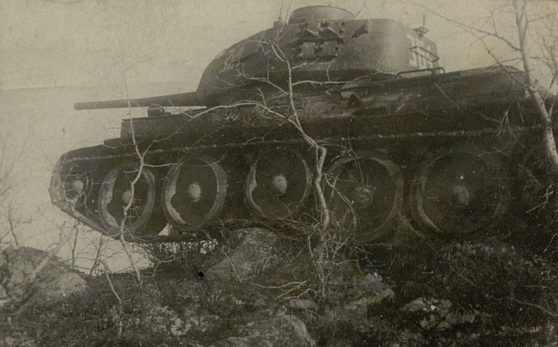 Фотография: Танк Т-34 в движении по каменному грунту в районе кв. 3296