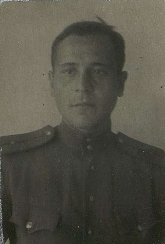 Фотография: Бесстрашный воин младший лейтенант товарищ Решетов принят в партию в дни горячих боев с японцами